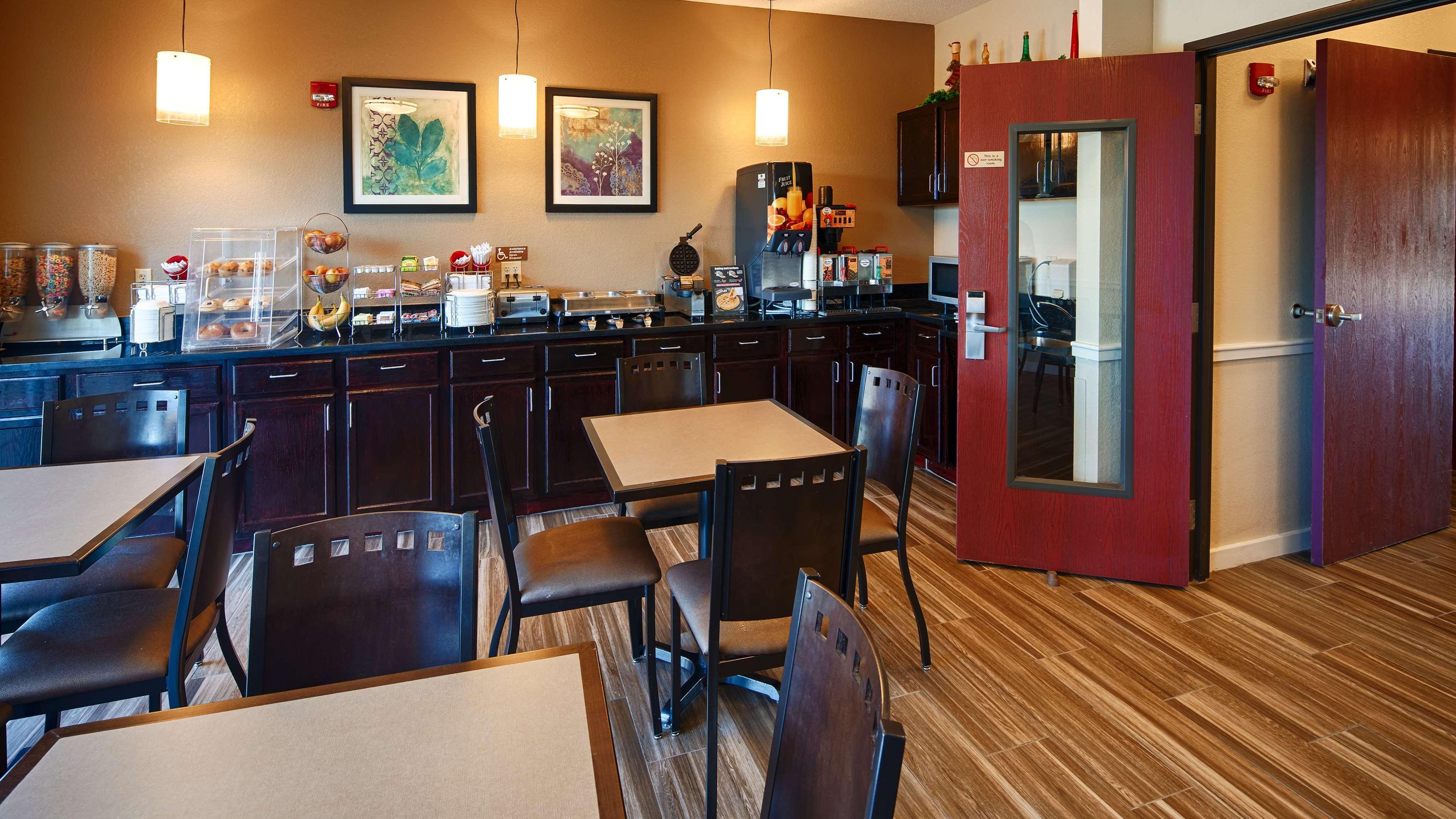 Best Western Governors Inn And Suites Wichita Bagian luar foto